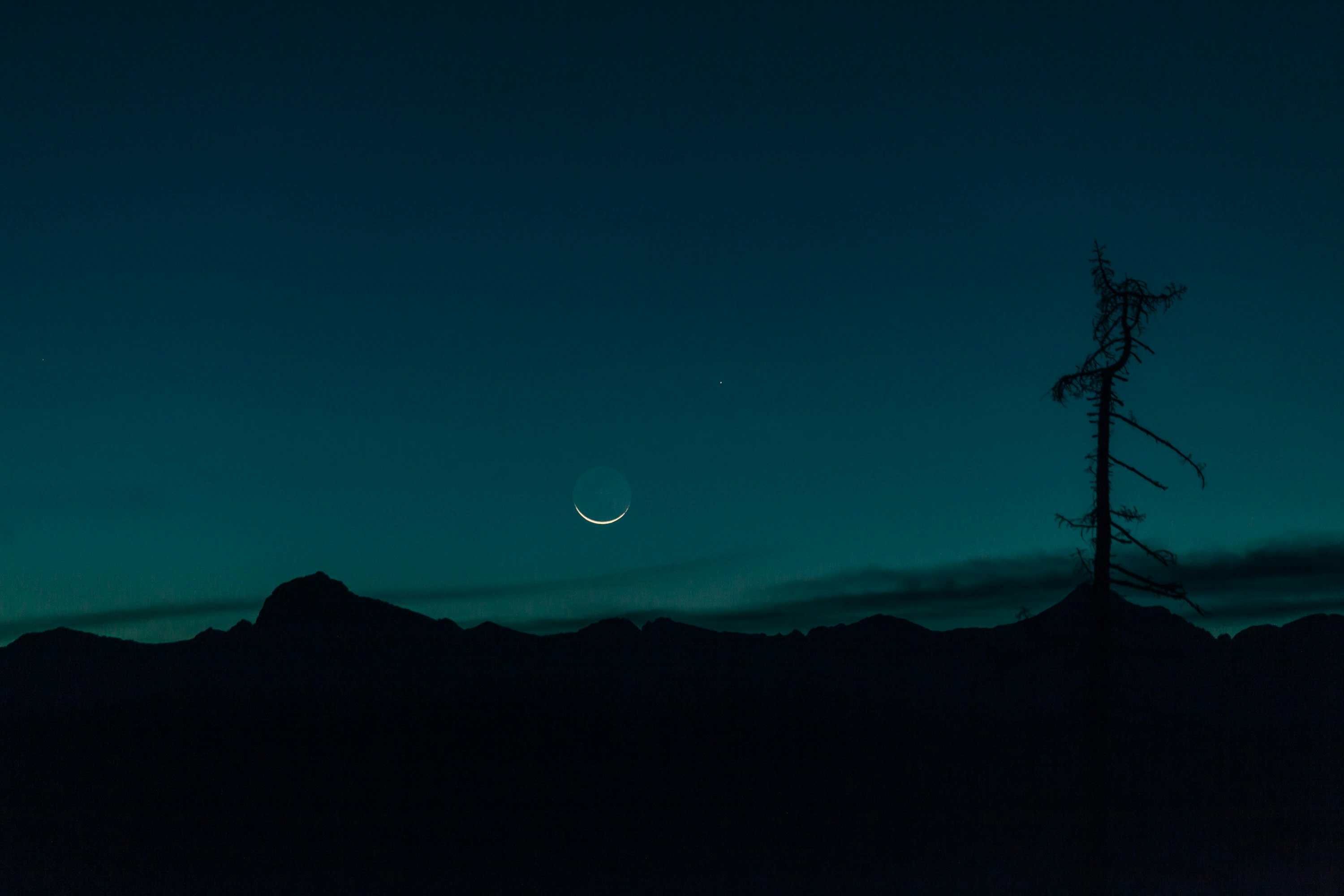 silhouette photo of mountain during nighttome